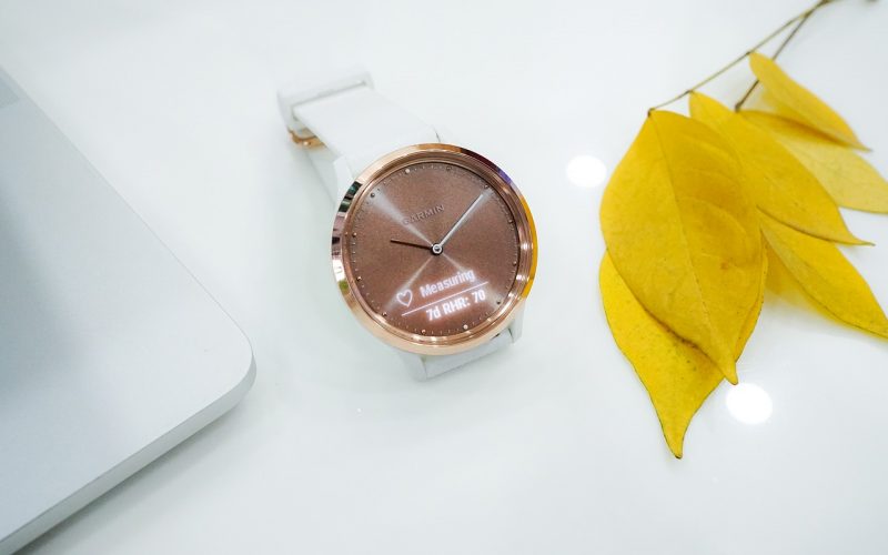 Smartwatch o wyglądzie zegarka